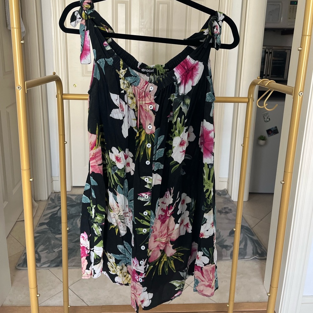 Gently worn- Rip curl over the shoulder optional tie strap sundress